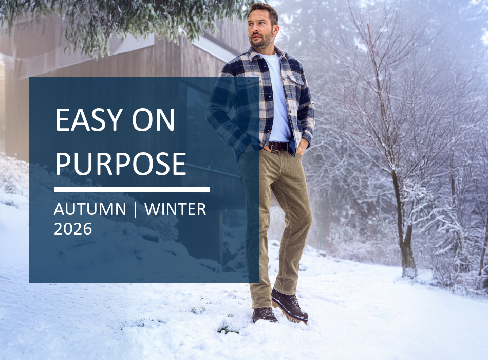 Person in winterlicher Landschaft mit kariertem Overshirt, hellem Shirt und Cordhose. Im Bild steht der Text &bdquo;Easy on Purpose &ndash; Autumn | Winter 2026&ldquo;.