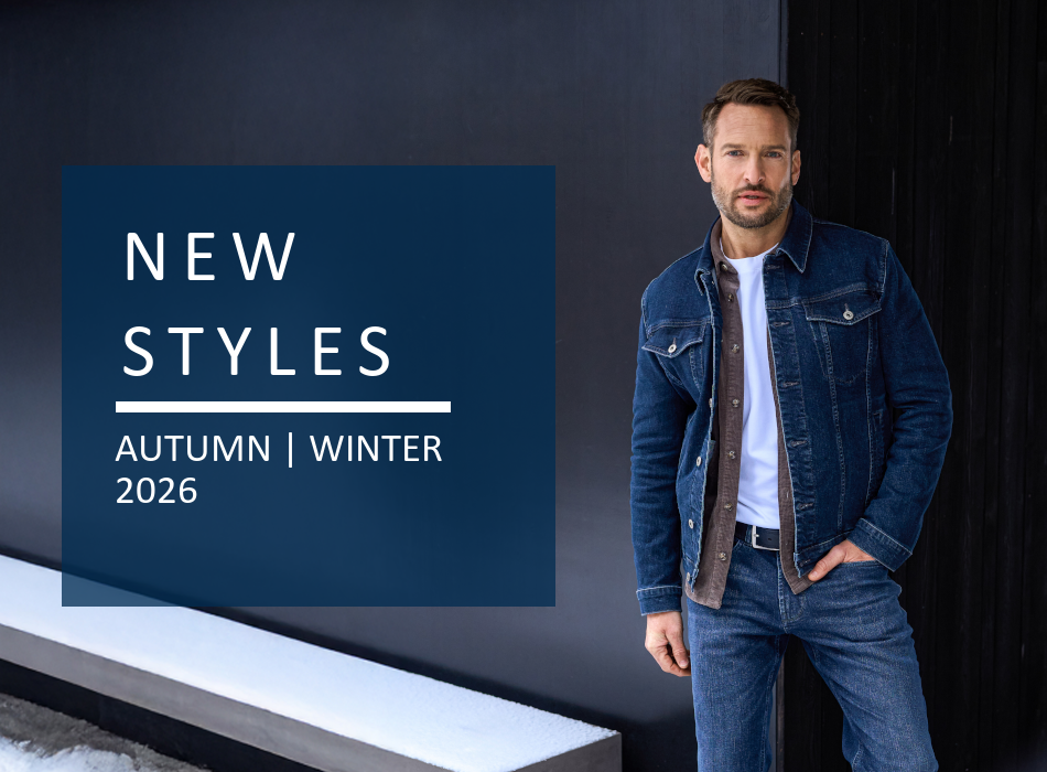 Person in Denim-Outfit mit Jeansjacke und Jeanshose vor einer dunklen Geb&auml;udefassade. Links befindet sich ein blaues Textfeld mit der Aufschrift &bdquo;New Styles &ndash; Autumn | Winter 2026&ldquo;.